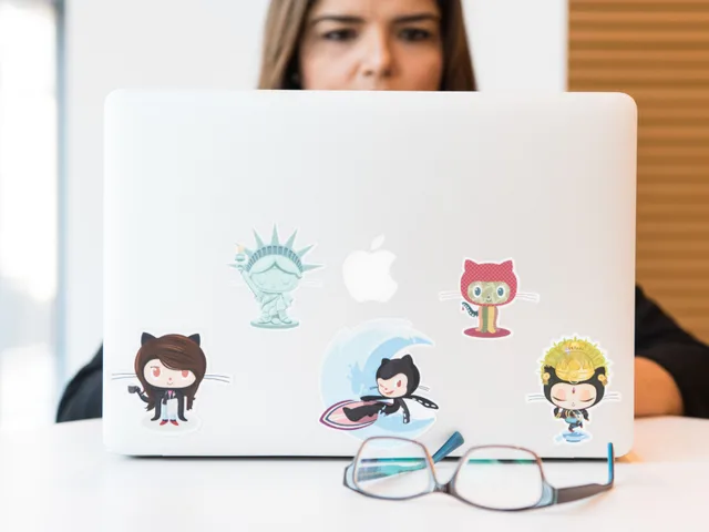 Mobilalkalmazás fejlesztő kódot ír laptopon fejlesztői környezetben