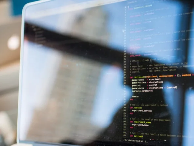 Szakember Kotlin és Swift kódot debuggol több monitoron