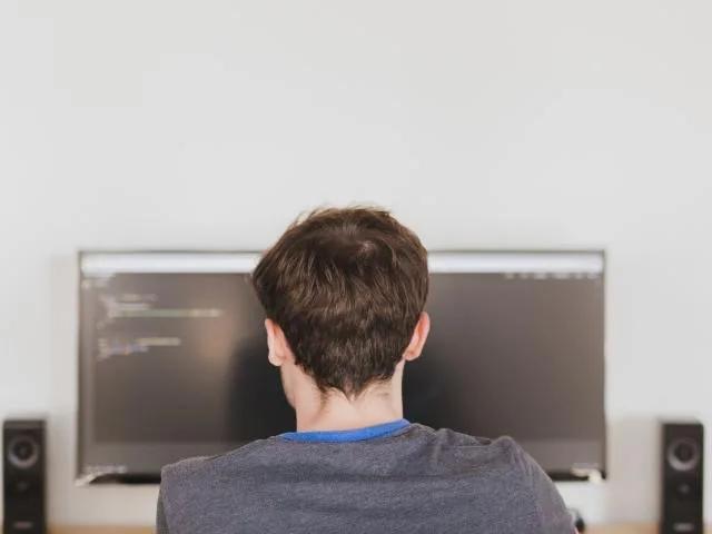 Mobilalkalmazás fejlesztő REST API végpontokat tesztel a számítógépén
